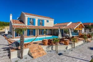 Bazén v ubytovaní Villa Mek ZadarVillas alebo v jeho blízkosti