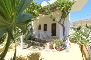 una casa sulla spiaggia con piante di kyma studios a Livadi