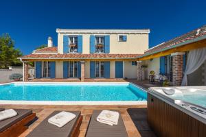 Bazén v ubytovaní Villa Mek ZadarVillas alebo v jeho blízkosti