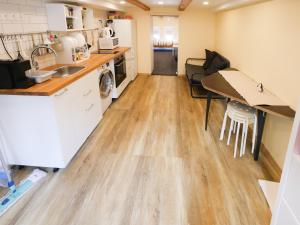 Kjøkken eller kjøkkenkrok på Low Ceiling Apartment