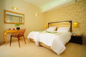 
A bed or beds in a room at Steris Elegant Beach Hotel & Apartments

