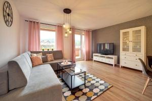 Televízia a/alebo spoločenská miestnosť v ubytovaní Apart-Invest Apartament Pastelowy