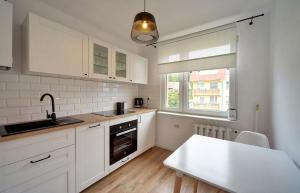 Kuchyňa alebo kuchynka v ubytovaní Apart-Invest Apartament Pastelowy + 9 fotografií