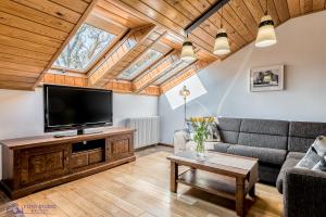 Televízia a/alebo spoločenská miestnosť v ubytovaní Apartamenty Zdrojowa