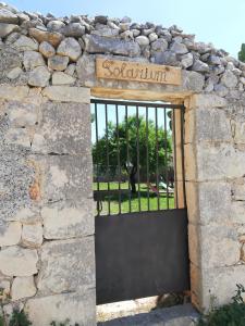 un accès à une porte dans un mur en pierre dans l'établissement La Dimora del Decano, à Scicli