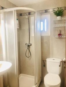 a bathroom with a shower and a toilet and a sink at GRAN CASA con TERRAZA a 3 min Playa con Wifi - rodeada de servicios in Roquetas de Mar +38 photos