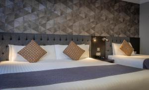 Postel nebo postele na pokoji v ubytování Talbot Hotel Stillorgan
