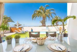mesa de comedor con vistas al océano en Las Caletas Village, en Costa Teguise