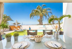 een eettafel met uitzicht op de oceaan bij Las Caletas Village in Costa Teguise