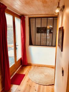 Zimmer mit einem großen Fenster und einem Teppich in der Unterkunft Chalet Cyclamens- 65m2 plein centre des Carroz - WIFI & parking! in Les Carroz d'Araches