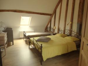 ein Schlafzimmer mit einem großen Bett in einem Zimmer in der Unterkunft La Vannerie in Origny-en-Thiérache