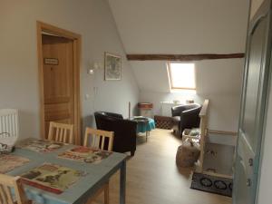 a living room with a table and chairs at La Vannerie in Origny-en-Thiérache