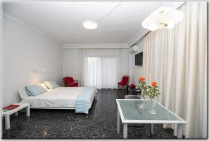 A television and/or entertainment centre at Anni's apartments 50m from the beach