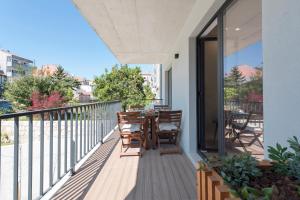 een balkon met een tafel en stoelen erop bij LovelyStay - Downtown Balcony Apartment with Free Parking in Porto