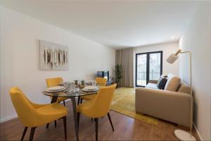 Afbeelding uit fotogalerij van LovelyStay - Downtown Balcony Apartment with Free Parking in Porto