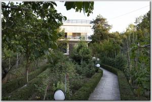 un jardín con un edificio de fondo en Anni's apartments 50m from the beach, en Agia Triada