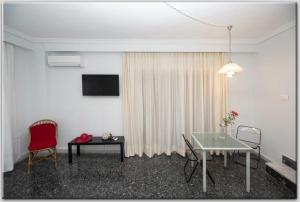 A television and/or entertainment centre at Anni's apartments 50m from the beach