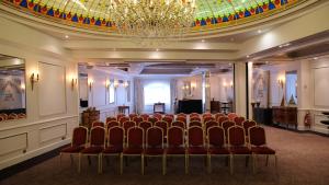 uma sala de conferências com cadeiras e um lustre em Hotel Carlton em Lille