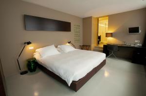 En eller flere senger på et rom på Hotel Matelote