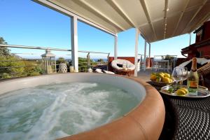 Foto dalla galleria di Villa Giovanna con terrazza panoramica, Jacuzzi e sauna a Loano