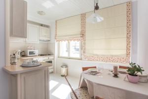 Kuchyň nebo kuchyňský kout v ubytování Shabby Chic Apartments