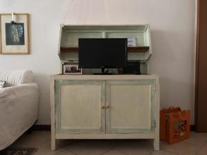 A television and/or entertainment centre at La casa degli zii