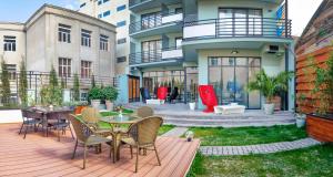 un patio con mesa y sillas en una terraza en Sephia Hotel en Tiflis