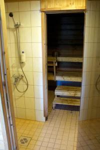 uma casa de banho com uma cabina de duche e uma casa de banho em Kinkamon Pirtti em Keuruu