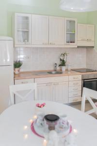 Kuchyň nebo kuchyňský kout v ubytování Shabby Chic Apartments