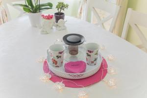 Příslušenství pro přípravu čaje a kávy v ubytování Shabby Chic Apartments