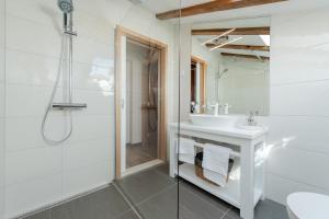łazienka z umywalką i prysznicem w obiekcie Zen Luxury Apartments w mieście Zadar +37 zdjęć