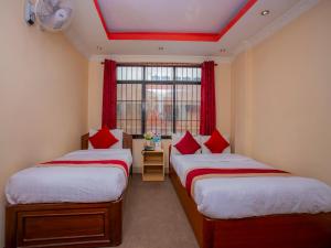 Tempat tidur dalam kamar di OYO 305 Hotel Gauri