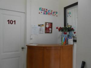 リスボンにあるクレセント ルームズのドア付きの部屋、植物のあるキャビネット