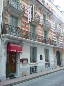 un edificio con un cartello per un hotel di Hôtel Riviera a Vichy