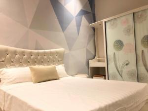 クアにあるLangkawi M seaview Apartmentの白いベッドが備わるベッドルーム1室(壁付)