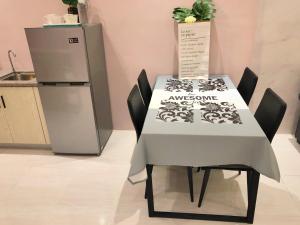 クアにあるLangkawi M seaview Apartmentの白いテーブルと椅子付きのキッチンが備わります。