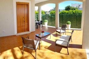 sala de estar con sillas y mesa de cristal en Villa Fioroni, en Leporano