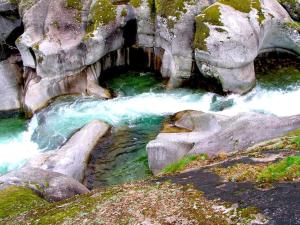 una piscina de agua en un río con rocas en Casa Rural La Cueva, en Casas del Castañar