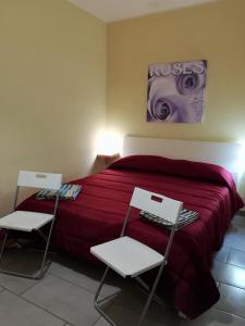 a room with a bed, chair, table and lamp at Bed and fly Aeroporto Catania in Catania
