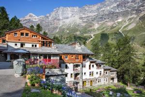 a large house in front of a mountain at Saint Hubertus Resort in Breuil-Cervinia