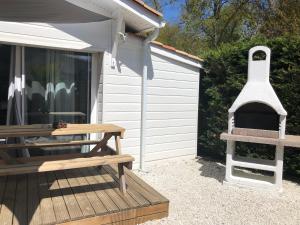 patio con panca e forno per pizza di Maison de Vacances Bassin d'Arcachon a Gujan-Mestras