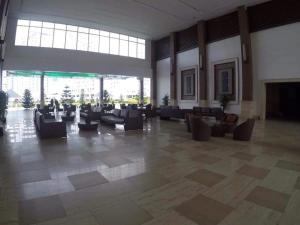 eine große Lobby mit Sofas und Stühlen in einem Gebäude in der Unterkunft 1 Bedroom Unit at SMDC Wind Residences Tagaytay Tower 1 15th floor in Tagaytay