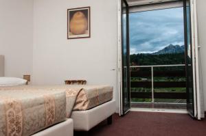 Postel nebo postele na pokoji v ubytování Hotel Dolomiti