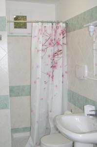 y baño con aseo y cortina de ducha. en Casale Il Vento, en Abbadia di Montepulciano