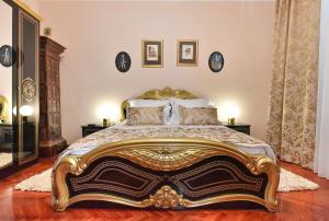 Кровать или кровати в номере Old Town Jacuzzi Suite