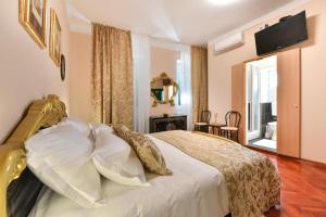 Кровать или кровати в номере Old Town Jacuzzi Suite