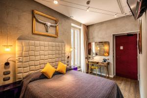 A bed or beds in a room at Parlamento Boutique Hotel
