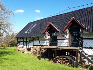 una casa con paneles solares en el techo en Landhaus am Aremberg / Eifel en Antweiler