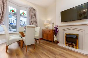 een woonkamer met een open haard en een televisie aan de muur bij Beachcliffe Lodge Apartments in Blackpool