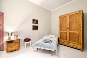 een slaapkamer met een bed en een houten kast bij Luxury Retro Apartment, City Center, WiFi in Krakau